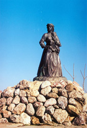 Το άγαλμα στο χώρο θυσίας των Ναουσαίων γυναικών, δίπλα στον καταράκτη της Αράπιτσας.
Το άγαλμα απεικονίζει μια γυναίκα που κρατά στην αγκαλιά ένα βρέφος, λίγο πρίν πέσει στα νερά της Αράπιτσας.