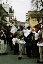 Στιγμιότυπο από τους χορούς των «Μπουλουκιών» στους δρόμους της Νάουσας κατά τη διάρκεια της Αποκριάς
