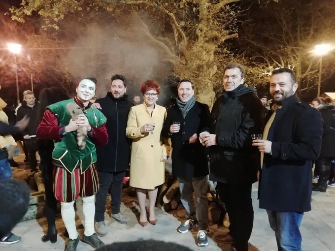 Ξεκίνησαν επίσημα οι εορταστικές εκδηλώσεις του Δήμου Νάουσας, με το άναμμα του χριστουγεννιάτικου δέντρου και της λειτουργίας του Πάρκου του Χιονιού