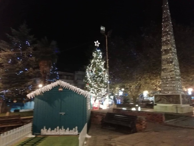 Ξεκίνησαν επίσημα οι εορταστικές εκδηλώσεις του Δήμου Νάουσας, με το άναμμα του χριστουγεννιάτικου δέντρου και της λειτουργίας του Πάρκου του Χιονιού