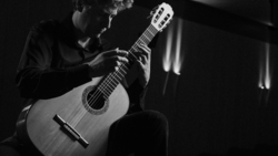Φωτογραφία Ρεσιτάλ κιθάρας του Θάνου Μήτσαλα στο πλαίσιο της 196ης Επετείου του Ολοκαυτώματος