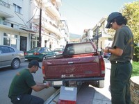 Φωτογραφία ΑΥΣΤΗΡΑ ΜΕΤΡΑ ΑΠΟ ΤΗ ΔΗΜΟΤΙΚΗ ΑΣΤΥΝΟΜΙΑ ΓΙΑ ΤΗΝ ΠΑΡΑΝΟΜΗ ΣΤΑΘΜΕΥΣΗ ΜΕ ΑΦΑΙΡΕΣΗ ΠΙΝΑΚΙΔΩΝ ΚΥΚΛΟΦΟΡΙΑΣ