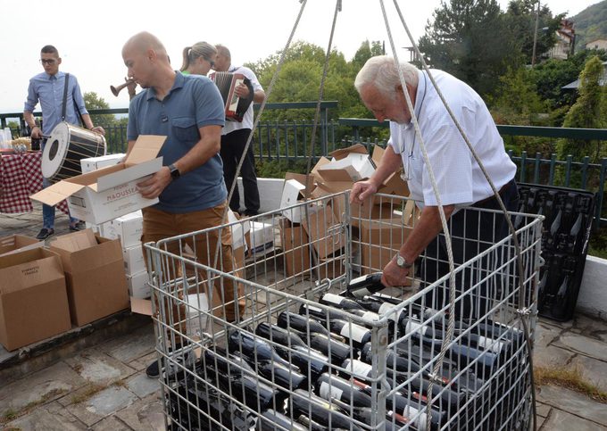 Βύθιση 500 φιαλών κρασιού παραγωγής Νάουσας στον ιστορικό ποταμό Αράπιτσα