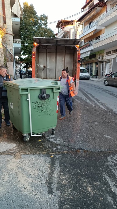 Kαθαρισμός και η απολύμανση των κάδων απορριμμάτων